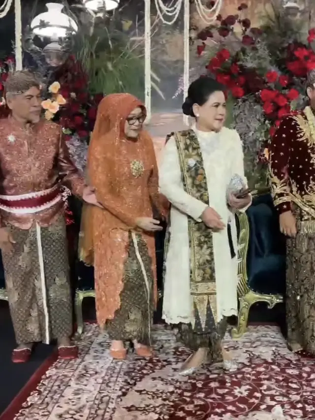 Potret Keluarga Jokowi Kondangan Bareng. [@jokowi]