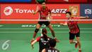 Ganda campuran Indonesia, Tontowi/Liliyana (kanan) mengembalikan bola ke Ko Sung Hyun/Kim Ha Na di Total BWF World Championships 2015 di Istora Senayan, Jakarta, Jumat (14/8/2015). Tontowi/Liliyana unggul 21-8. 21-15. (Liputan6.com/Helmi Fithriansyah)