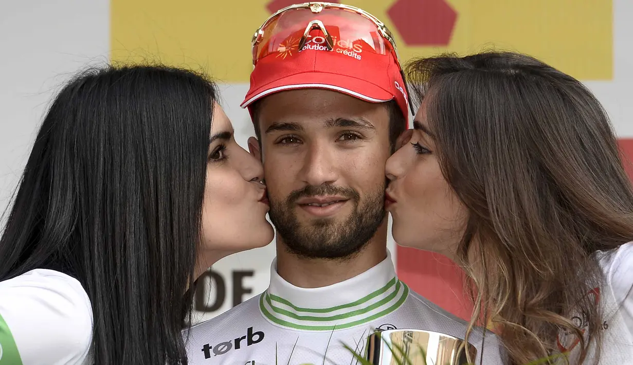 Pebalap Sepeda asal Prancis, Nacer Bouhanni (Cofidis Solution Credit)  menerima ciuman ucapan selamat saat memenangi seri pertama Tour of Catalonia cycling race di Calella, Senin (21/3/2016. (AFP/Josep Lago)