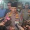 Kapolri Jenderal Listyo Sigit saat mendatangi kediaman Almarhumah Meriyati Hoegeng di Perumahan Pesona Khayangan, Depok, Jawa Barat. (Liputan6.com/Dicky Agung Prihanto)