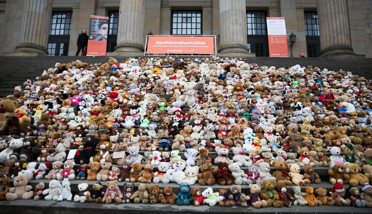 Sebanyak 740 boneka beruang atau Teddy Bears terlihat dipajang di tangga Concert Hall, Berlin, Kamis (15/3). Boneka beruang ini melambangkan 740 ribu anak pengungsi Suriah yang tidak dapat bersekolah. (AFP PHOTO/Odd ANDERSEN)