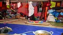 Mereka harus menjalani aktivitas sehari-hari, termasuk persiapan ibadah Ramadan, di dalam ruang yang sempit dengan sarana pendukung yang sangat minim. Tampak dalam foto, seorang wanita melakukan salat di dalam tenda yang menampung para korban banjir di Meurah Dua, Kabupaten Pidie Jaya, Provinsi Aceh, pada 21 Februari 2026, setelah banjir dan tanah longsor dahsyat melanda Sumatra, akhir November 2025 lalu. (CHAIDEER MAHYUDDIN/AFP)