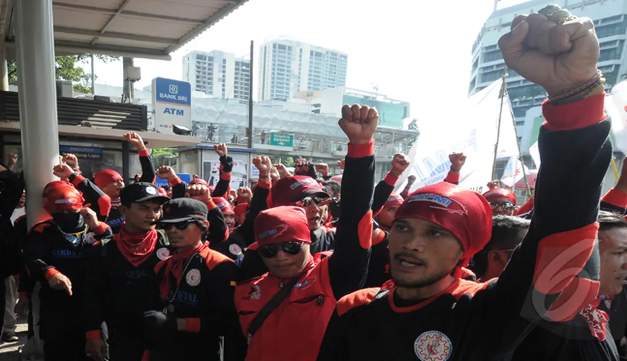 Ratusan buruh yang tergabung dalam Federasi Serikat Pekerja Metal Indonesia (FSPMI) menyemut di depan Gedung KPK, Jakarta, Jumat (6/2/2015). (Liputan6.com/Herman Zakharia)