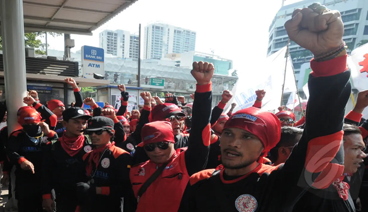 Ratusan buruh yang tergabung dalam Federasi Serikat Pekerja Metal Indonesia (FSPMI) menyemut di depan Gedung KPK, Jakarta, Jumat (6/2/2015). (Liputan6.com/Herman Zakharia)