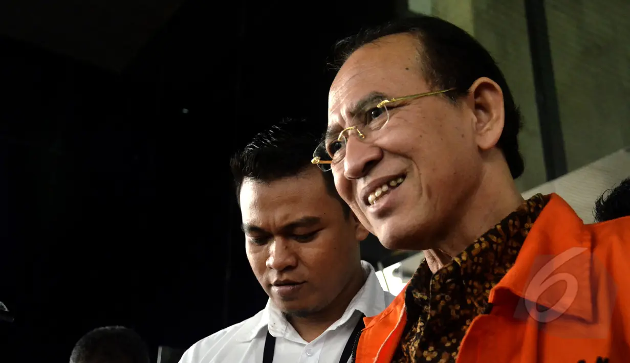 Mantan Menteri Agama Suryadharma Ali usai menjalani pemeriksaan di KPK, Jakarta, Selasa (21/4/2015). Usai diperiksa KPK, SDA irit bicara kepada pers.(Liputan6.com/Yoppy Renato)