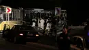 Ahli forensik memeriksa lokasi kejadian serangan bom di dekat stadion sepak bola di Istanbul, Turki, Sabtu (10/12). Otoritas Turki telah menangkap setidaknya 10 orang, yang diduga memiliki hubungan dengan serangan bom ganda tersebut. (Reuters/Murad Sezer)