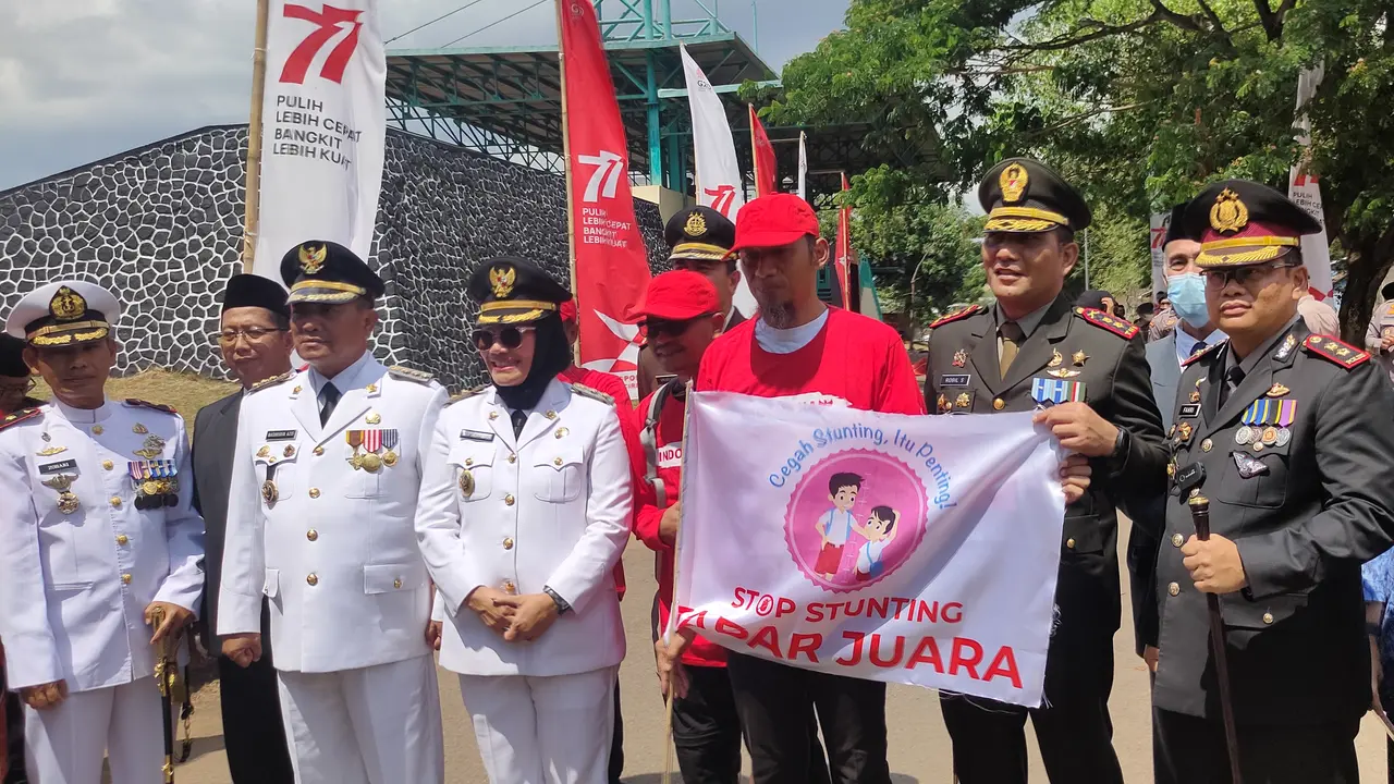 ASN Hingga Pelajar Cirebon Jalan Kaki ke Gedung Sate Bandung Kampanye Cegah Stunting
