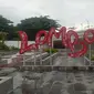 Bandara Internasional Lombok, Nusa Tenggara Barat menjadi salah satu pintu masuk bagi pendatang yang ingin menyaksikan keseruan WSBK 2022 di Sirkuit Mandalika, 11-13 November 2022. (Marco Tampubolon/Liputan6.com)