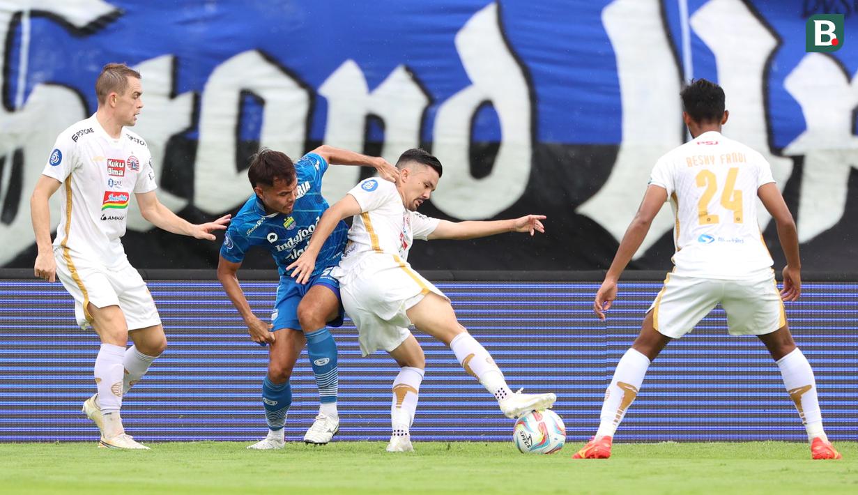 Pemain Persija Jakarta, Oliver Bias, berebut bola dengan pemain Persib Bandung, Rezaldi Hehanusa, pada laga pekan ke-28 Liga 1 2023/2024 di Stadion Si Jalak Harupat, Bandung, Sabtu (9/3/2024). (Bola.com/M Iqbal Ichsan)