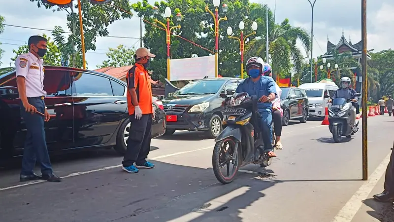 Pengendara melintas di Perbatasan Kota Padang dan Padang Pariaman pada hari pertama penetapan PSBB di provinsi setempat.