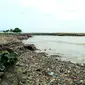 Pantai padang bak lautan sampah busai hujan deras melanda kawasan Sumatera Barat. (Liputan6.com/ Novia Harlina)