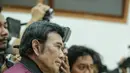 Sang ayah, Rhoma Irama yang juga hadir dalam persidangan putranya terlihat tegang. Raja dangdut itu mulai tersenyum ketika majelis hakim membacakan hingga pada akhirnya di vonis 10 bulan penjara.  (Adrian Putra/Bintang.com)