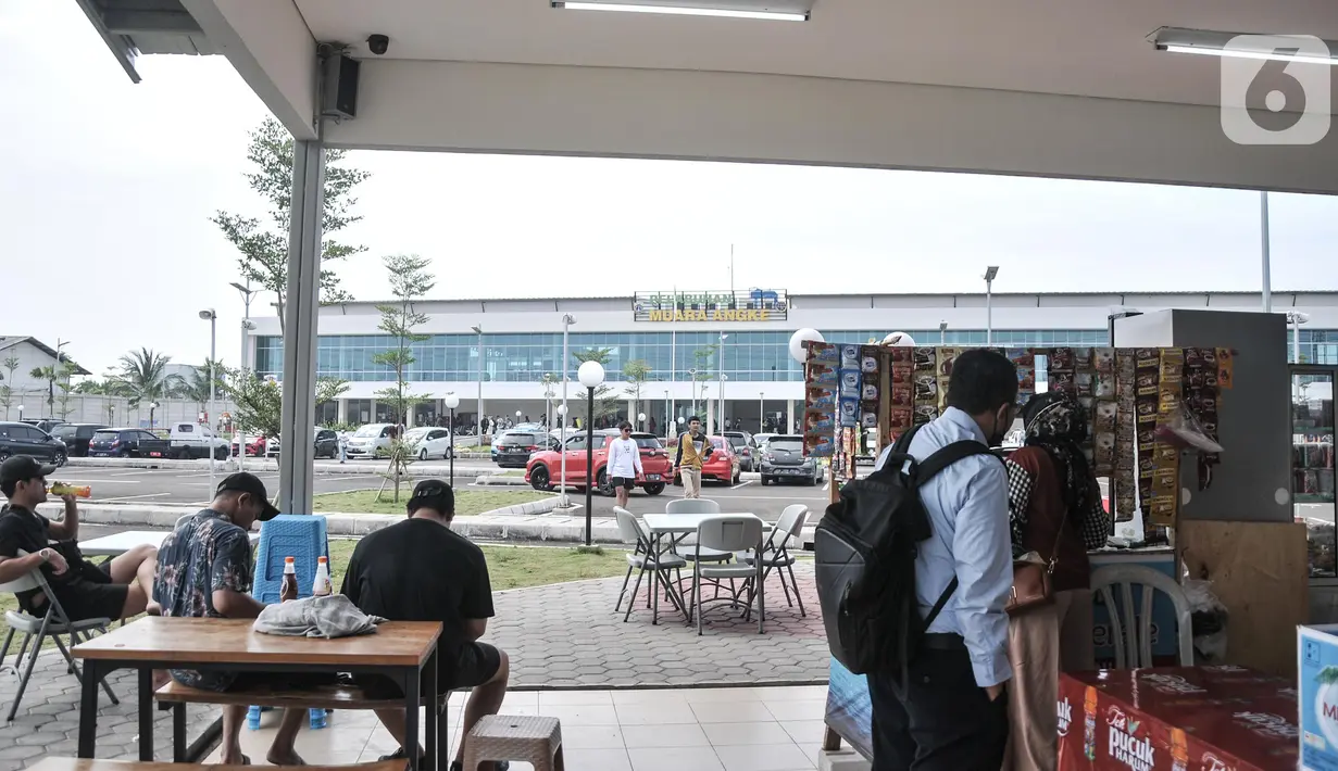 Pengunjung saat berada di lokasi warung makan yang baru di Pelabuhan Kali Adem, Muara Angke, Jakarta Utara, Senin (13/6/2022). Pengelola Pelabuhan Kali Adem merelokasi sebanyak 56 pedagang yang sebelumnya menempati dermaga ke lokasi baru. (merdeka.com/Iqbal S Nugroho)