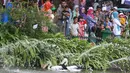 Sejumlah warga melihat burung flamingo saat berwisata ke Taman Margasatwa Ragunan, Jakarta, Kamis (7/7). Sampai pukul 15.00 WIB, jumlah pengunjung Ragunan pada hari kedua Lebaran ini sekitar 104.000 orang. (Liputan6.com/Immanuel Antonius)