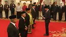 Presiden Joko Widodo memberikan tanda jasa kepada ahli waris dalam penganugerahan gelar Pahlawan Nasional di Istana Negara, Jakarta, Kakis (8/11).  Jokowi menganugerahkan gelar pahlawan nasional kepada enam tokoh. (Liputan6.com/Angga Yuniar)