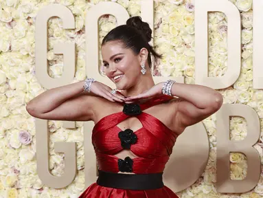 Aktris dan penyanyi AS Selena Gomez tiba untuk Penghargaan Golden Globe tahunan ke-81 di hotel The Beverly Hilton di Beverly Hills, California, Minggu (7/1/2024). (Michael TRAN / AFP)