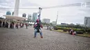 Seorang anak mencoba wahana flying fox di area Monas, Jakarta, Selasa (1/1). Wahana ini difasilitasi oleh Dinas Pemadam Kebakaran DKI Jakarta. (Liputan6.com/Faizal Fanani)