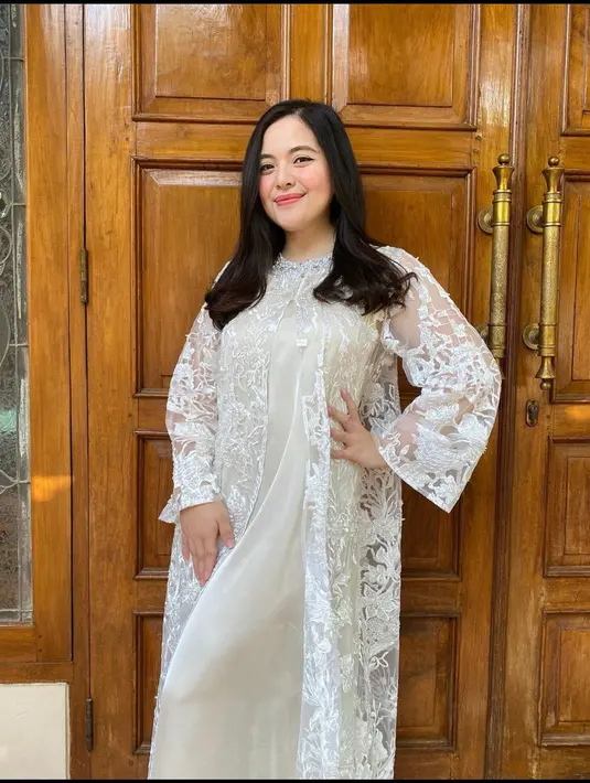 outer brukat berwarna putih akan menambah kesan mewah pada baju lebaranmu, lho. (instagram/tasyakamila)