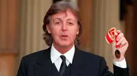 11-3-1997: Paul McCartney Diberi Gelar Ksatria oleh Ratu Inggris (History.com)