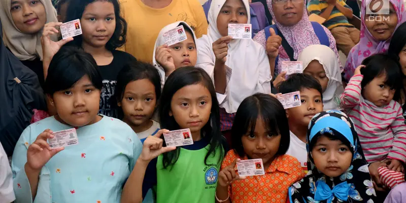 Antusiasme Anak-anak Buat Kartu Identitas di Restoran Siap Saji