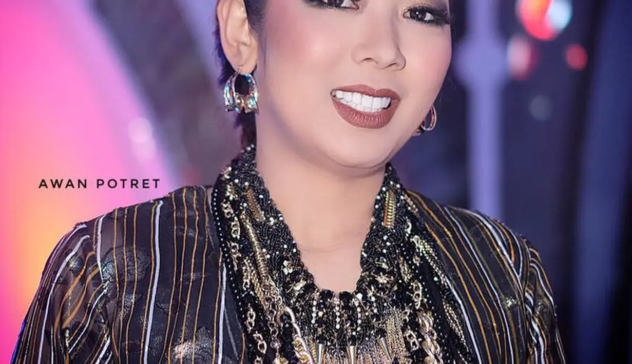 "sepatu bulug dan kaos kaki lecek dan kendor🙈🙈🙈duh...plus mambu iwak alias amis,tangan selalu genggam karna malu,telapak tangan warna merah kehitaman karna tiap hari manggang/ngasep ikan🙈" tulis Soimah. (Instagram/showimah)