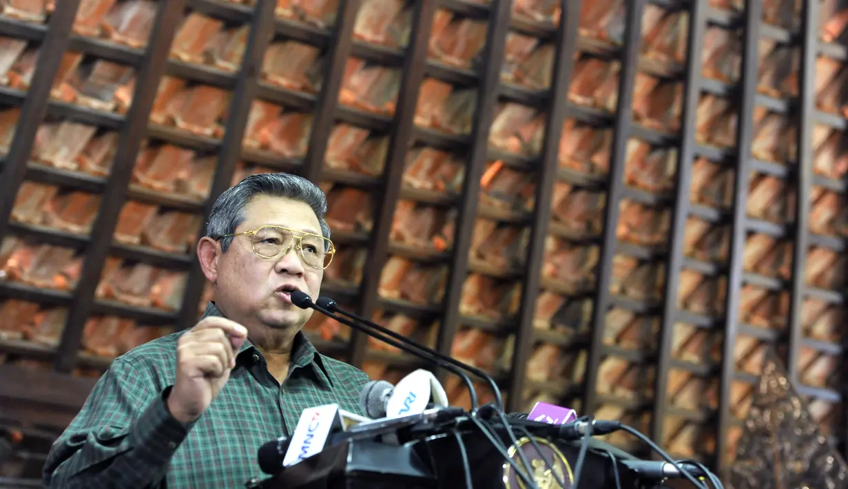 Presiden SBY memberikan keterangan pers di kediamannya Puri Cikeas, Bogor, Kamis (31/7/14). (ANTARA FOTO/Andika Wahyu)