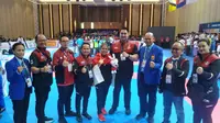 Manik Trisna Dewi Wetan (kelima dari kiri) berpose dengan skuad Vovinam Indonesia pada ajang SEA Games 2023 Kamboja hari Sabtu (06/05/2023). (Gregah Nurikhsani/Bola.com)