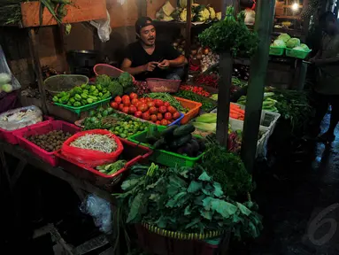 Aktivitas sejumlah pedagang di pasar Senen, Jakarta, Selasa (18/11/2014). (Liputan6.com/Johan Tallo)