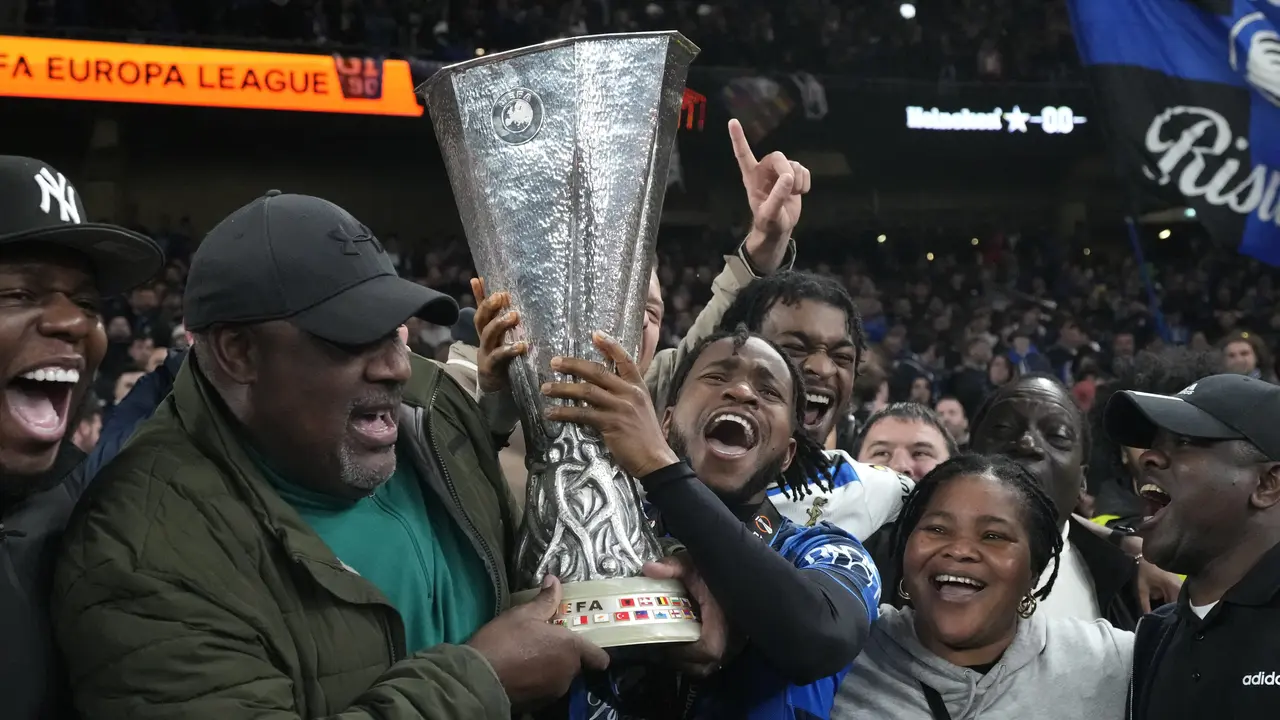 Tawa Riang Atalanta Angkat Trofi Liga Europa