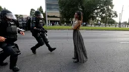 Seorang wanita berunjuk rasa di dekat markas Kepolisian Rouge Baton di Baton Rouge, Louisiana, AS (9/7). Ditembaknya pria kulit hitam, Alton Sterling oleh polisi AS menyebabkan warga AS keturunan Afrika melakukan unjuk rasa. (REUTERS / Jonathan Bachman)
