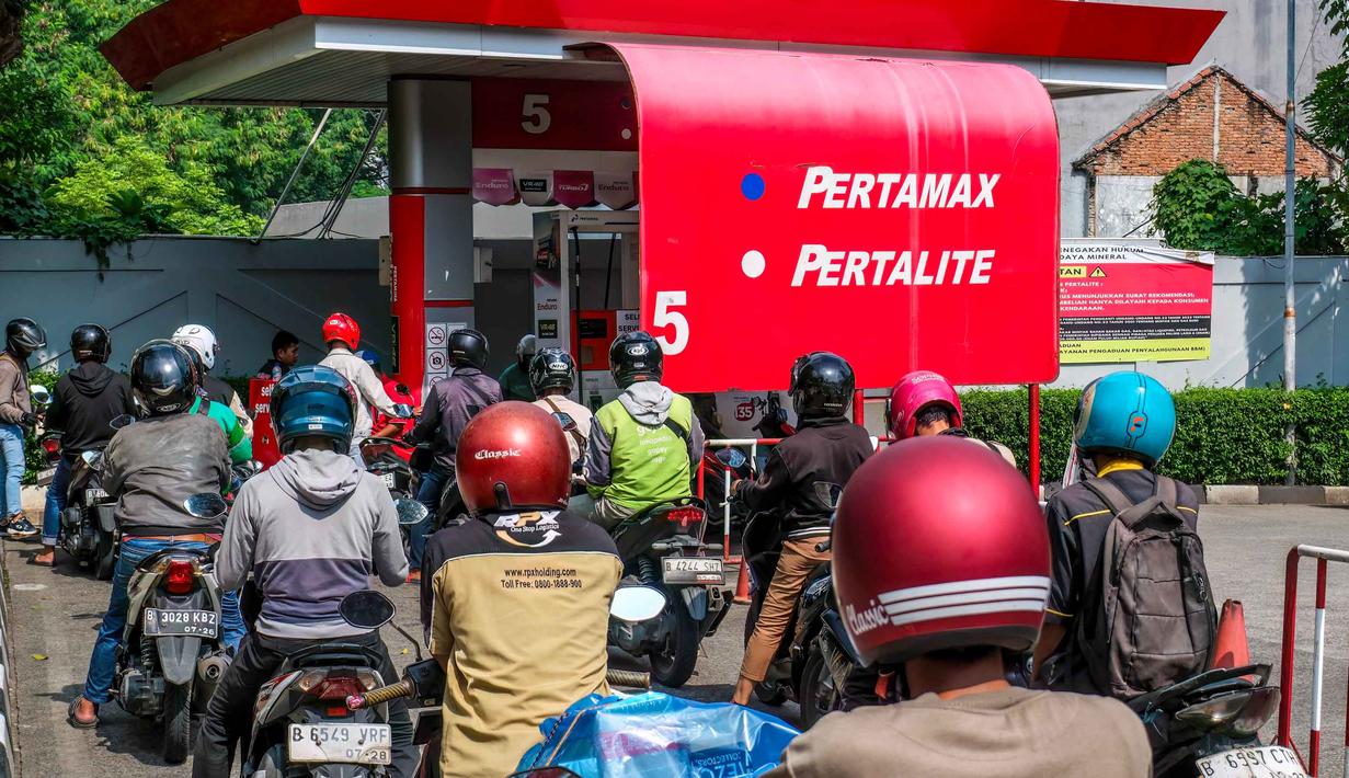 Pertamina Patra Niaga juga menegaskan akan terus melakukan upaya secara maksimal dalam menghadapi dinamika yang ada. Tampak dalam foto, para pengendara sepeda motor mengantre untuk mengisi bahan bakar sepeda motor mereka di sebuah Stasiun Pengisian Bahan Bakar Umum (SPBU), Jakarta pada Rabu 1 April 2026. (BAY ISMOYO/AFP)