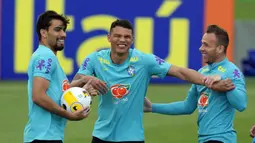 Pemain Brasil Lucas Paqueta (kiri), Thiago Silva (tengah), dan Arthur saat sesi latihan di pusat pelatihan Granja Comary, Teresopolis, Brasil, 23 Maret 2022. Brasil akan menghadapi Chile pada pertandingan sepak bola kualifikasi Piala Dunia 2022 di Rio de Janeiro. (AP Photo/Silvia Izquierdo)