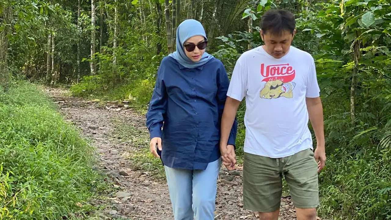 [Fimela] Zaskia Adya Mecca dan Hanung Bramantyo
