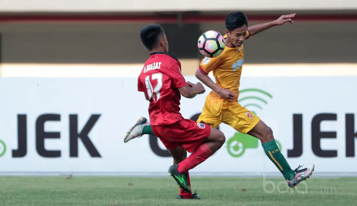 Pemain Sriwijaya FC U-19, Adistya Wicaksana (kanan) berusaha melewati adangan pemain Persija Jakarta U-19, pada laga perdana Liga 1 U-19 di Stadion Patriot, Bekasi, Sabtu (8/7/2017). Persija U19 bermain imbang 1-1. (Bola.com/Nicklas Hanoatubun)