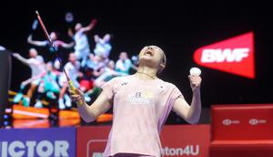 Tunggal putri, Korea Selatan, An Se Young, melakukan selebrasi setelah menjuarai Indonesia Open 2025 di Istora Senayan, Jakarta, Minggu, 8 Juni 2025. (Bola.com/M Iqbal Ichsan)