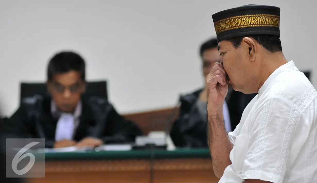 Panitera PTUN Medan, Syamsir Yusfan menjalani sidang perdana di Pengadilan Tipikor, Jakarta, Kamis (10/9/2015). Syamsir menjadi tersangka dugaan suap yang melibatkan Gubernur Sumatra Utara Gatot dan Pengacara Oc Kaligis. (Liputan6.com/Andrian M Tunay)