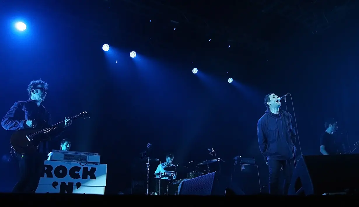 Liam Gallagher sendiri sukses membuat para penggemar berpesta dan bernostalgia selama 90 menit penampilannya. (Bambang E. Ros/Bintang.com)
