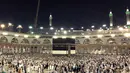 Umat muslim mengelilingi Kabah saat melakukan ibadah haji di Masjidil Haram, Mekah, Arab Saudi (28/8). Umat Muslim dari berbagai negara setiap tahunnya melaksanakan ibadah haji pada tanggal 8-12 Dzulhijjah. (AP Photo / Khalil Hamra)