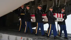 Tim pengangkut Angkatan Darat AS memindahkan peti jenazah berisi sisa-sisa tubuh Sersan Angel S. Rampersad di Pangkalan Angkatan Udara Dover, Delaware, Amerika Serikat, Rabu, 22 Juli 2026. (AP Photo/Julia Demaree Nikhinson)