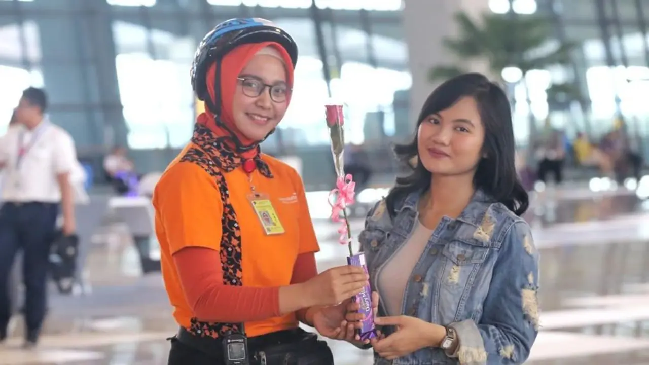 Hari kasih sayang atau Valentine di Bandara Internasional Soekarno-Hatta, Tangerang, berlangsung meriah.