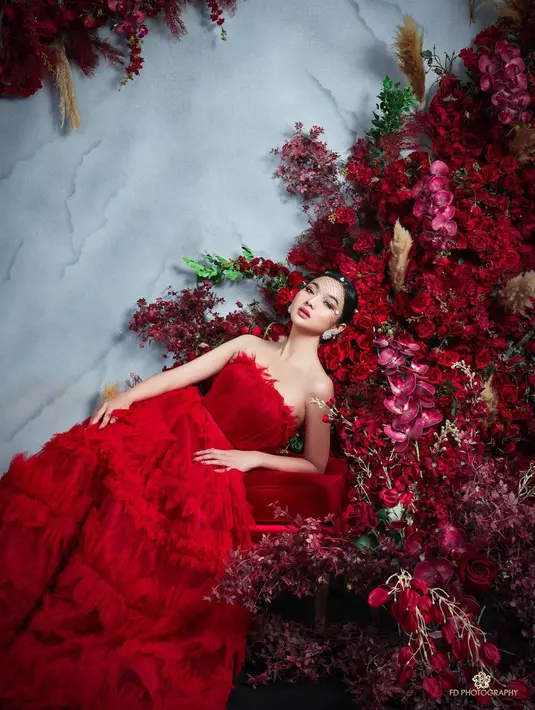 Penampilannya ini dilengkapi dengan tatanan rambut sanggul simple oleh Hair Stylist Ami.