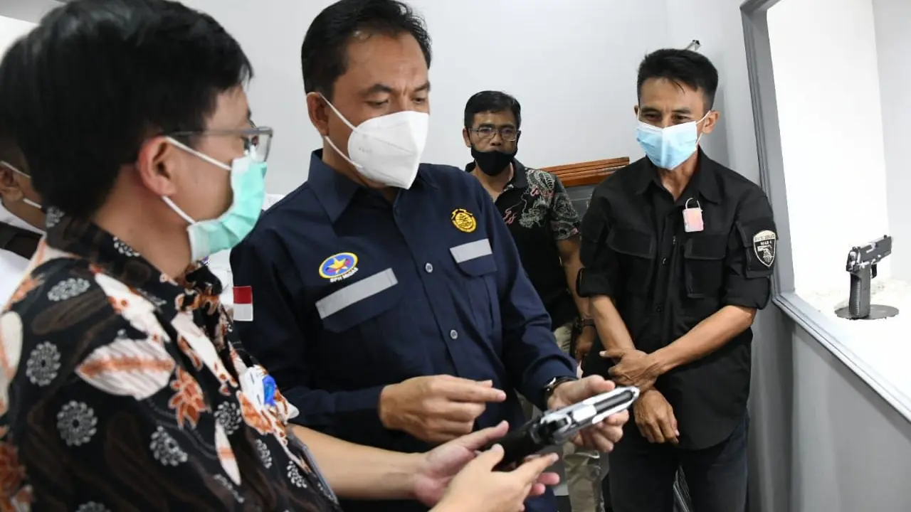 Kepala BPH Migas M. Fanshurullah Asa didampingi Komite BPH Migas M. Lobo Balia dan Sekretaris BPH Migas Bambang Utoro beserta Tim melakukan kunjungan kerja ke PT. Pindad, Bandung, (02/10/20).