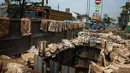 Proyek galian tersebut tampak hanya ditutupi seng ala kadarnya, Jakarta. Foto diambil pada Senin (10/11/2014). (Liputan6.com/Faizal Fanani)    
