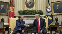 PM Nguyen Xuan Phuc bersama Presiden Donald Trump di Gedung Putih (AP Photo/Andrew Harnik)