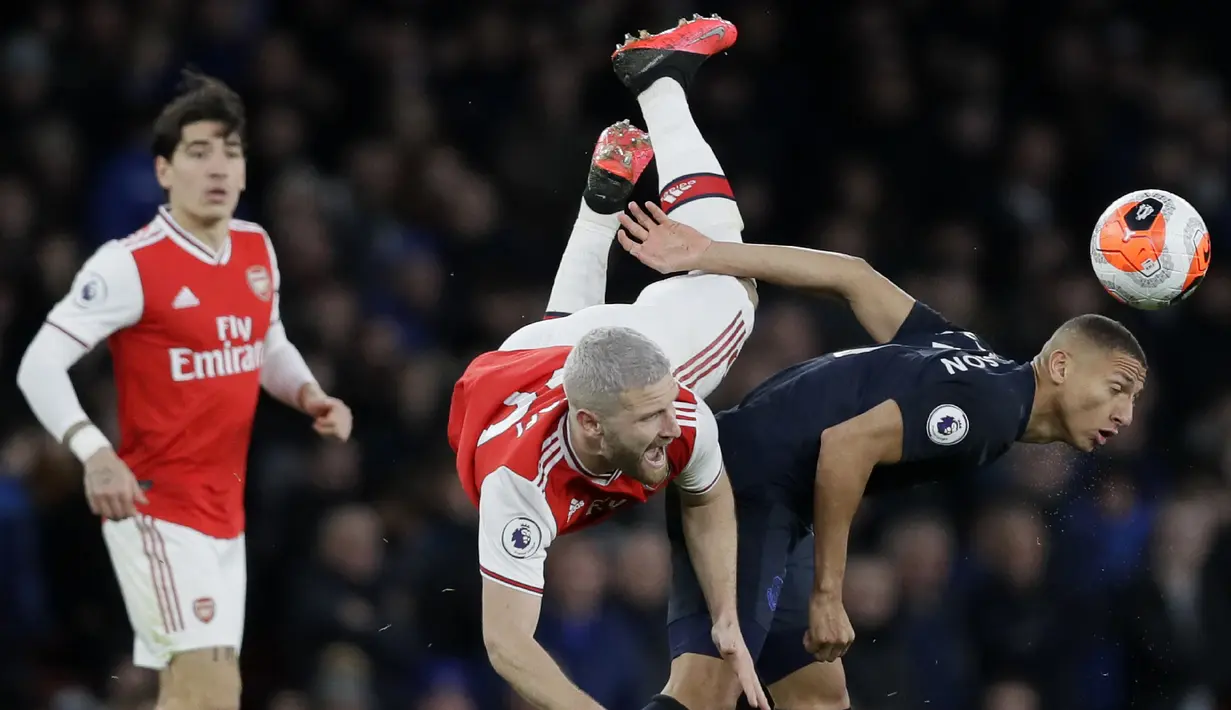 Pemain Everton Richarlison (kanan) berebut bola dengan pemain Arsenal Shkodran Mustafi pada pertandingan Liga Inggris di Emirates Stadium, London, Minggu (23/2/2020). Arsenal menang 3-2. (AP Photo/Kirsty Wigglesworth)
