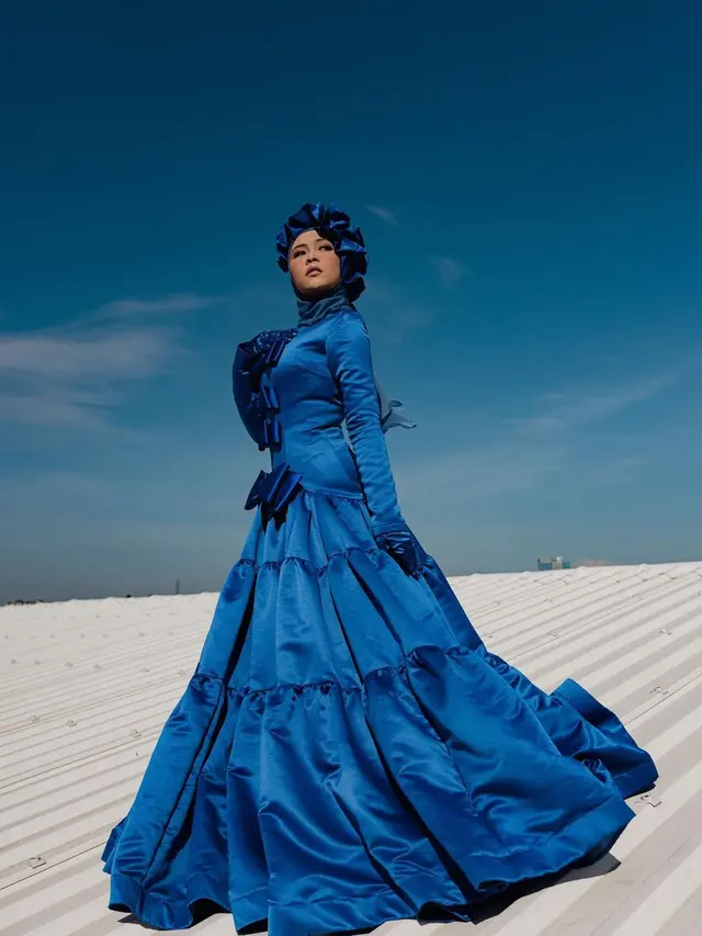 Selfi Yamma alias Selfi LIDA tampil glamor saat pemotretan di atas atap bangunan (Foto: Instagram/@lida_selfi07/@aldosinarta)