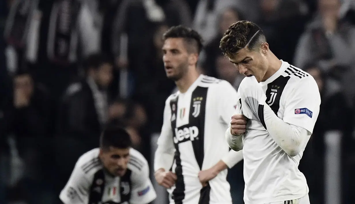 Ekspresi Cristano Ronaldo usai gagal bawa Juventus ke Semifinal kemenangan pada leg kedua laga perempat final Liga Champions yang berlangsung di Stadon Allianz, Turin, Rabu (17/4). Juventus kalah 1-2 Kontra Ajax. (AFP/Filippo Monteforte)