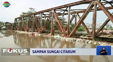 Sampah mengengendap di Sungai Citarum, warga berharap pemerintah Kabupaten Bandung segera mengeruk dasar sungai.