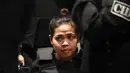Tersangka kasus pembunuhan Kim Jong-nam, Siti Aisyah berada di Bandara Internasional Kuala Lumpur, Selasa (24/10). Siti Aisyah melakukan reka ulang kejadian di tempat dirinya dituding meracuni kakak tiri pemimpin Korea Utara itu. (AP/Sadiq Asyraf)