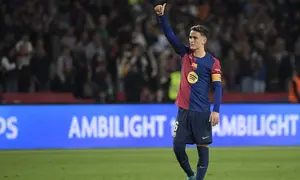 Gavi diberi ban kapten pada pertandingan Barcelona kontra Sevilla di Liga Spanyol. (Josep LAGO / AFP)